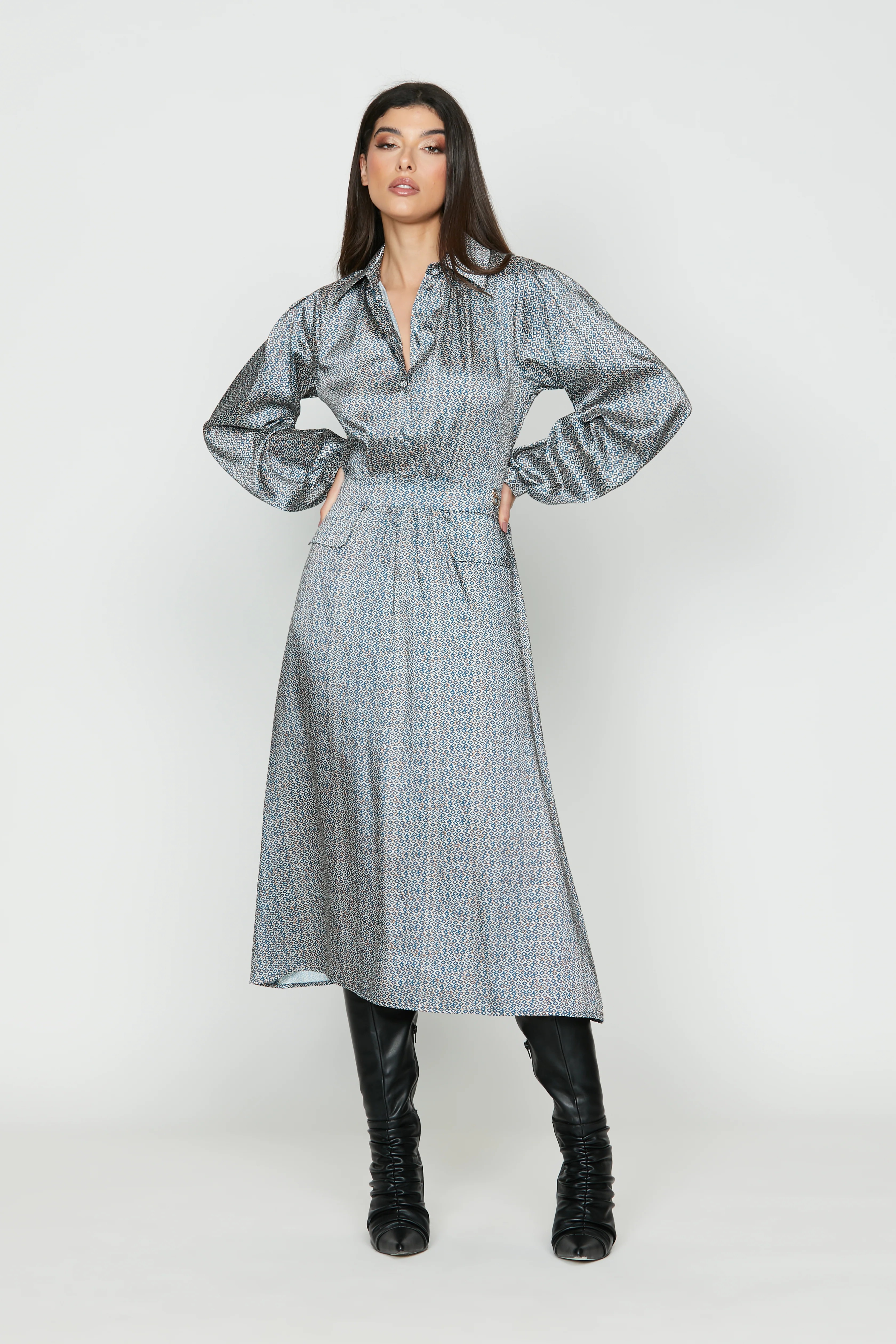 Abito TESSA midi manica lunga scollo camicia c più patte raso più stampa geometrica