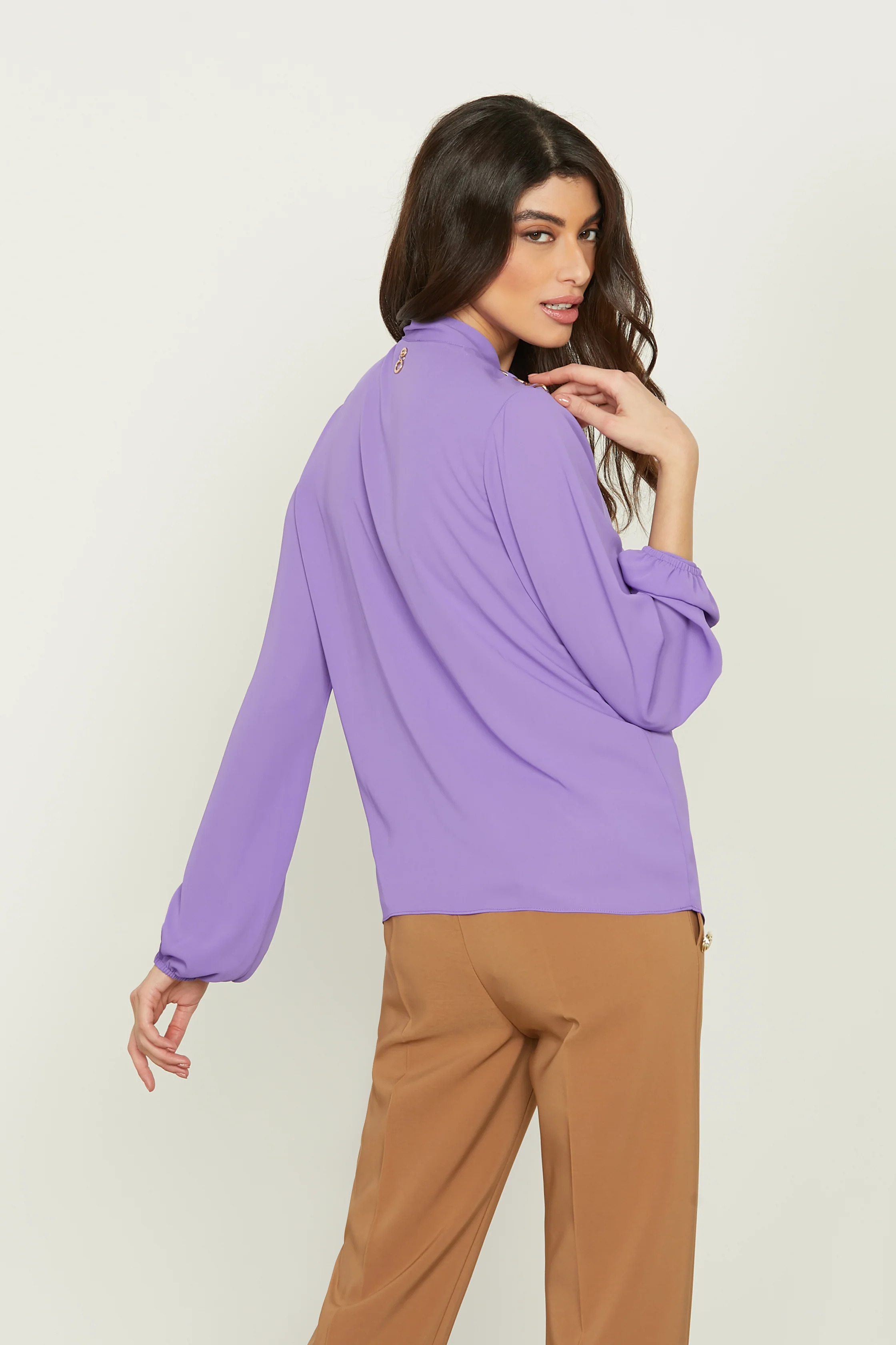 Blusa BALA manica lunga palloncino con arricci scollo v con fusciacca più marting. Più catene - Image 3
