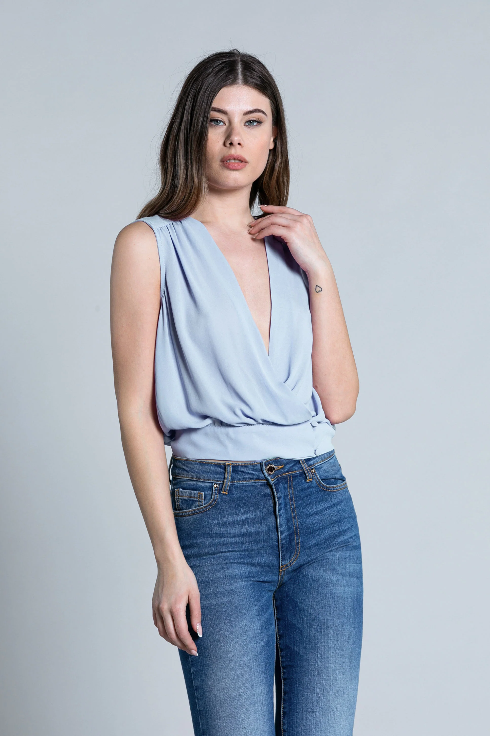 Blusa BORNY corta senza maniche scollo incrocio più bottoncini - Image 4