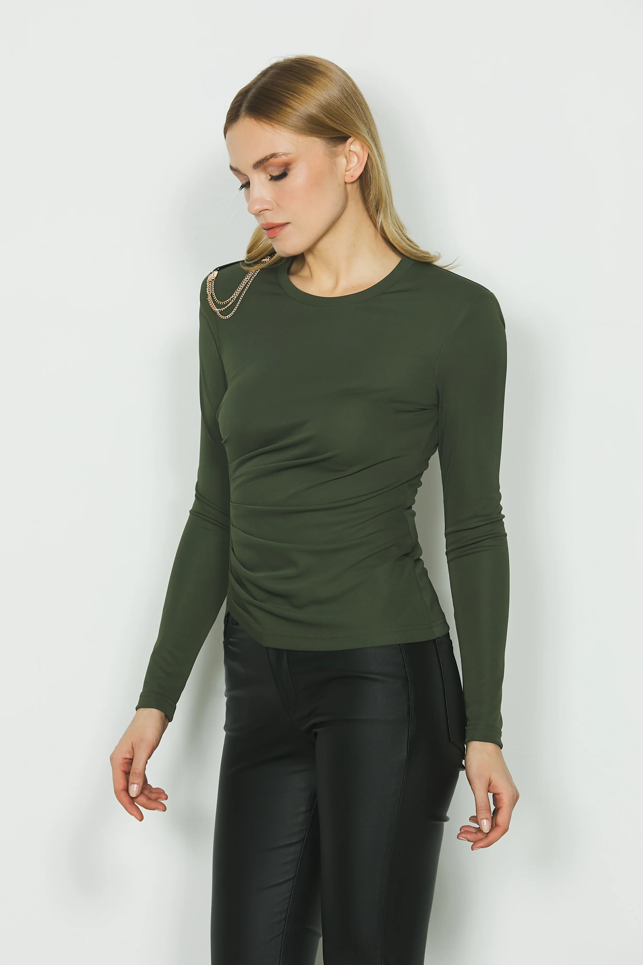 Blusa ELLEN manica lunga con catena spalla più pieghe fianco - Image 2
