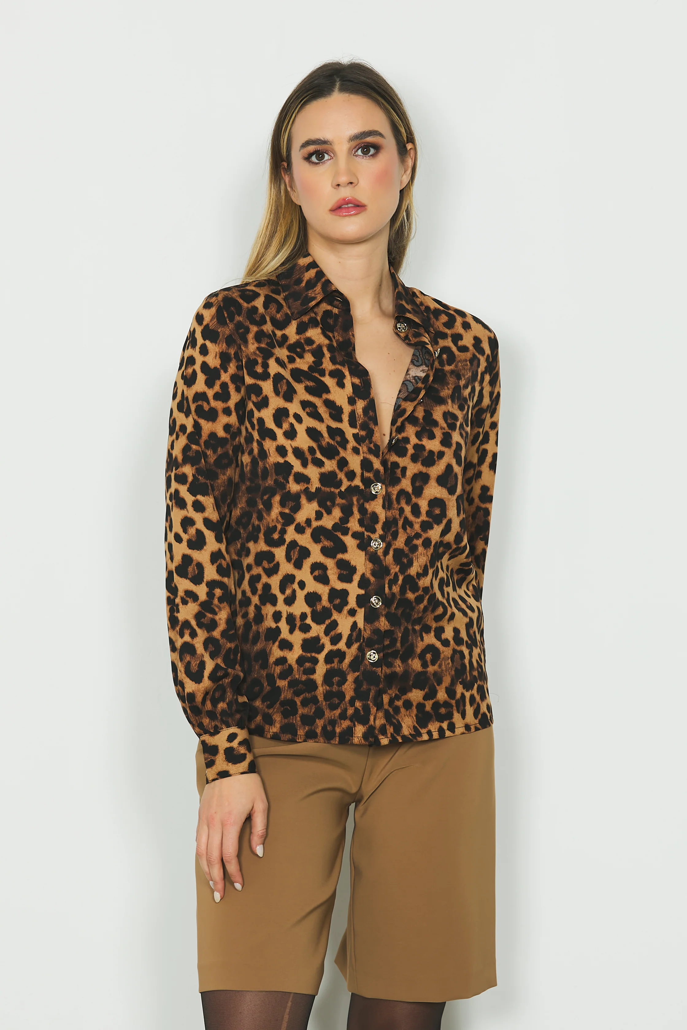 Camicia BERNADETTE manica lunga con bottoni oro fantasia maculata