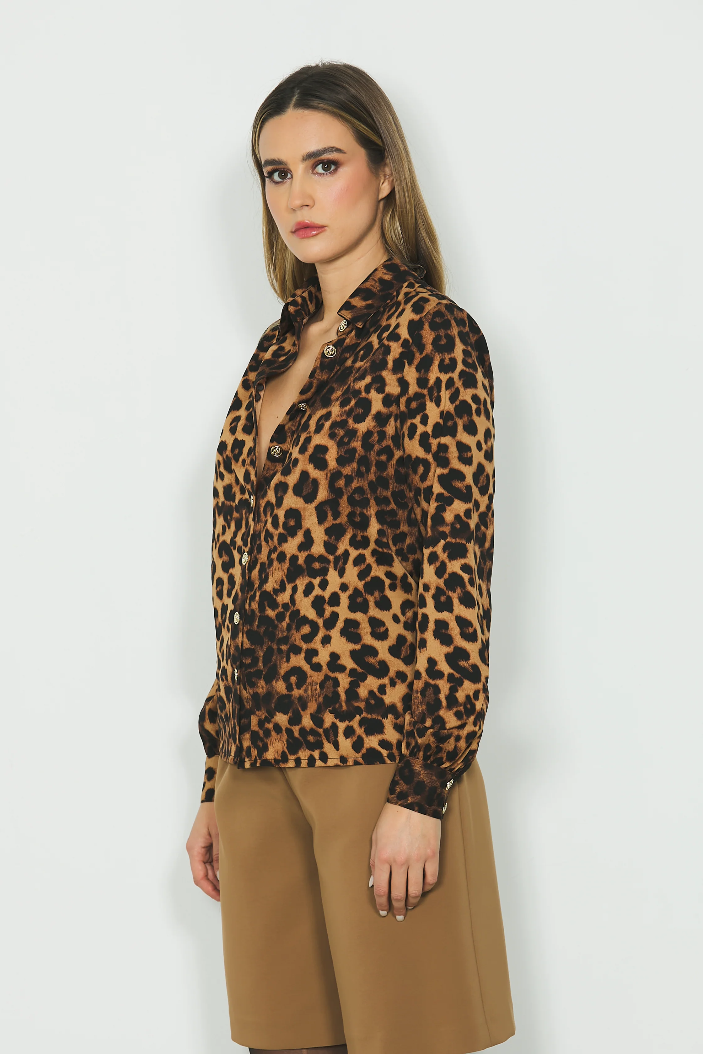 Camicia BERNADETTE manica lunga con bottoni oro fantasia maculata - Image 2