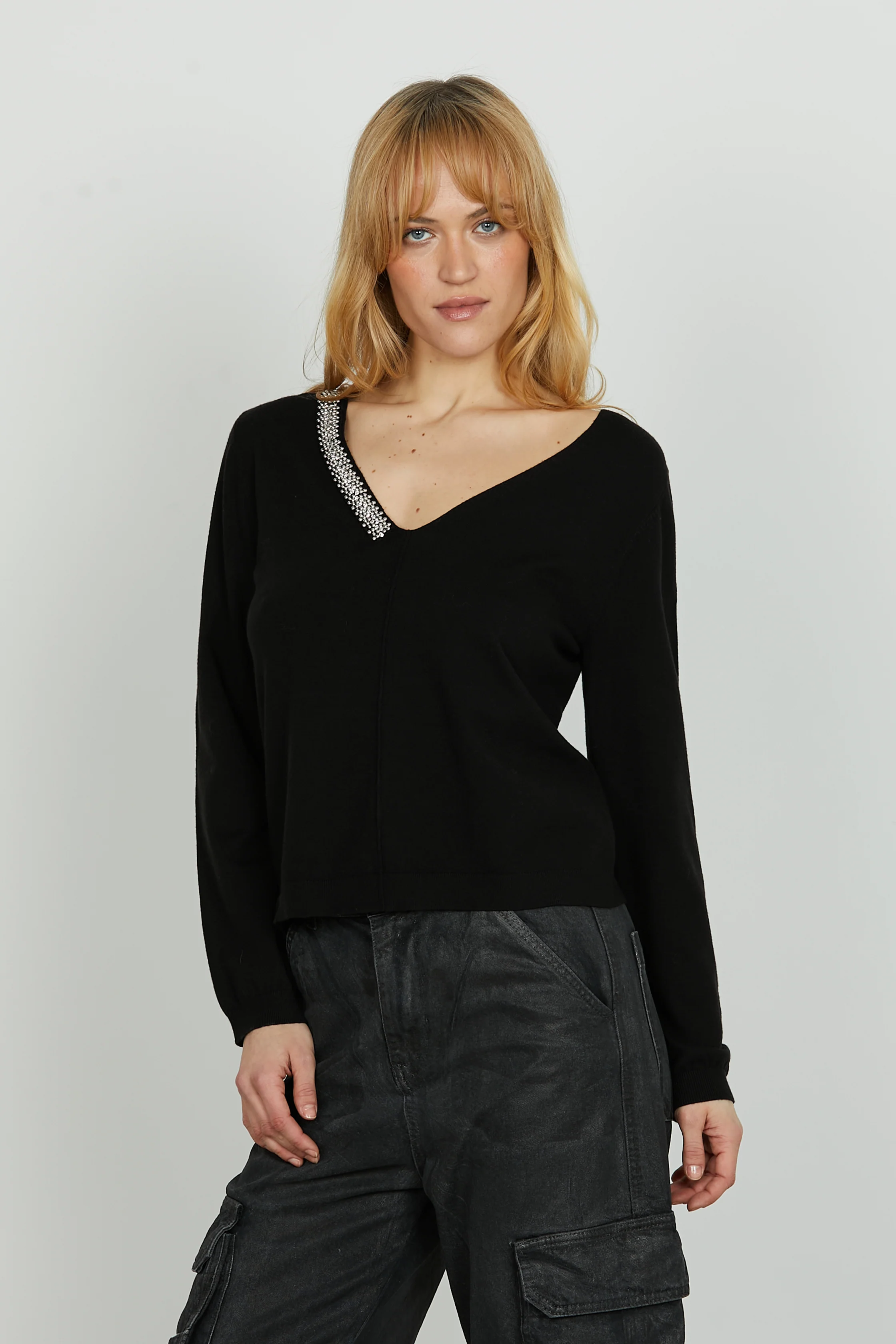 Maglia LEVITA manica lunga scollo v con applicazione perline più strass