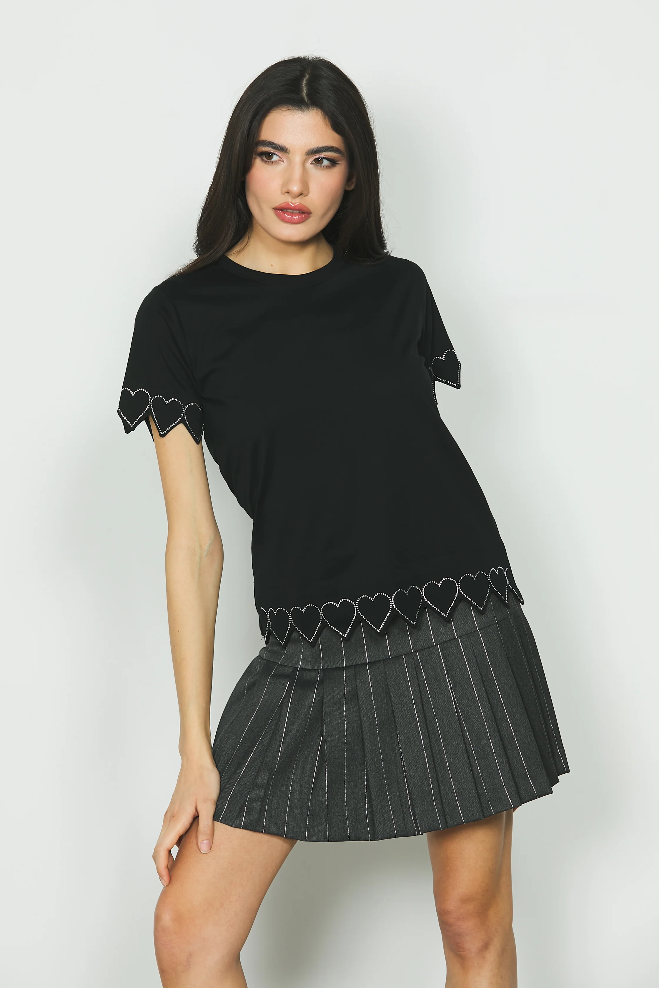 T-shirt AKIRA m/m con bordi cuore più strass