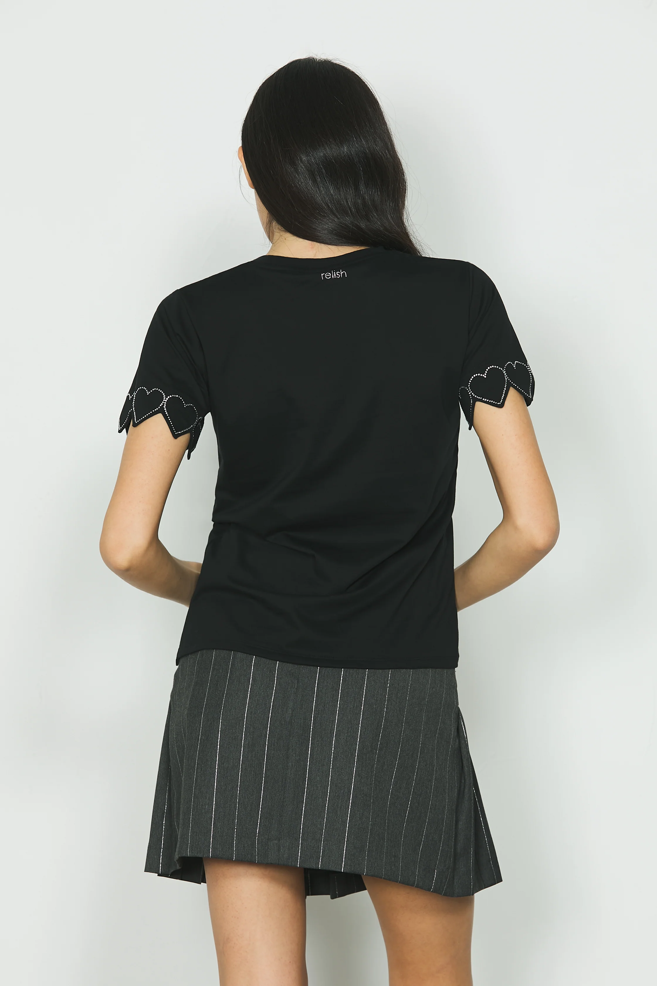 T-shirt AKIRA m/m con bordi cuore più strass - Image 3