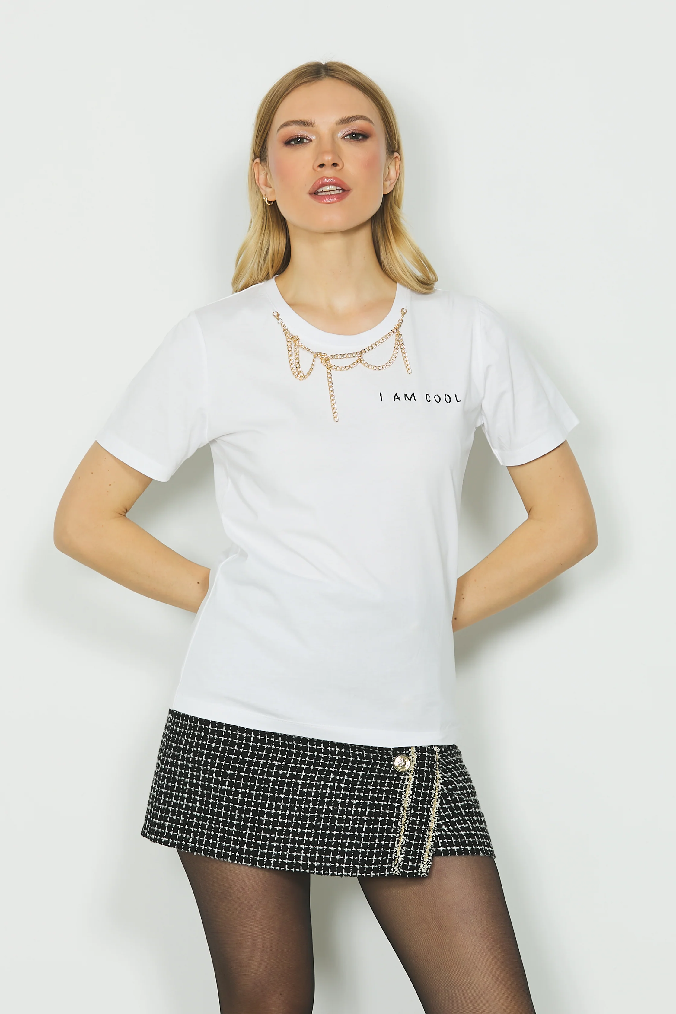 T-shirt ILDA m/m con ricamo più applicazione collana