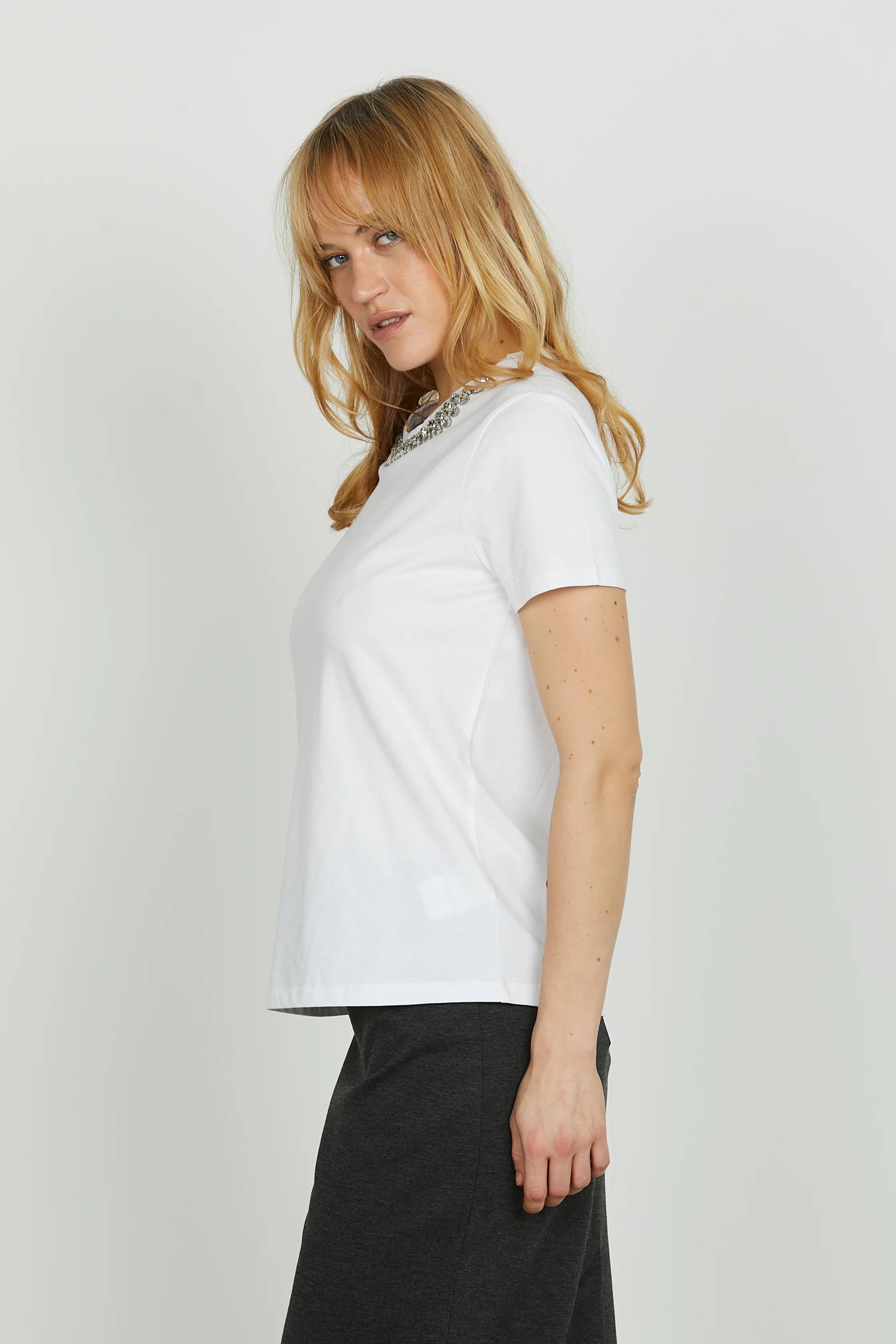 T-shirt RAIOLA mezza manica con pietre strass bordo collo - Image 2