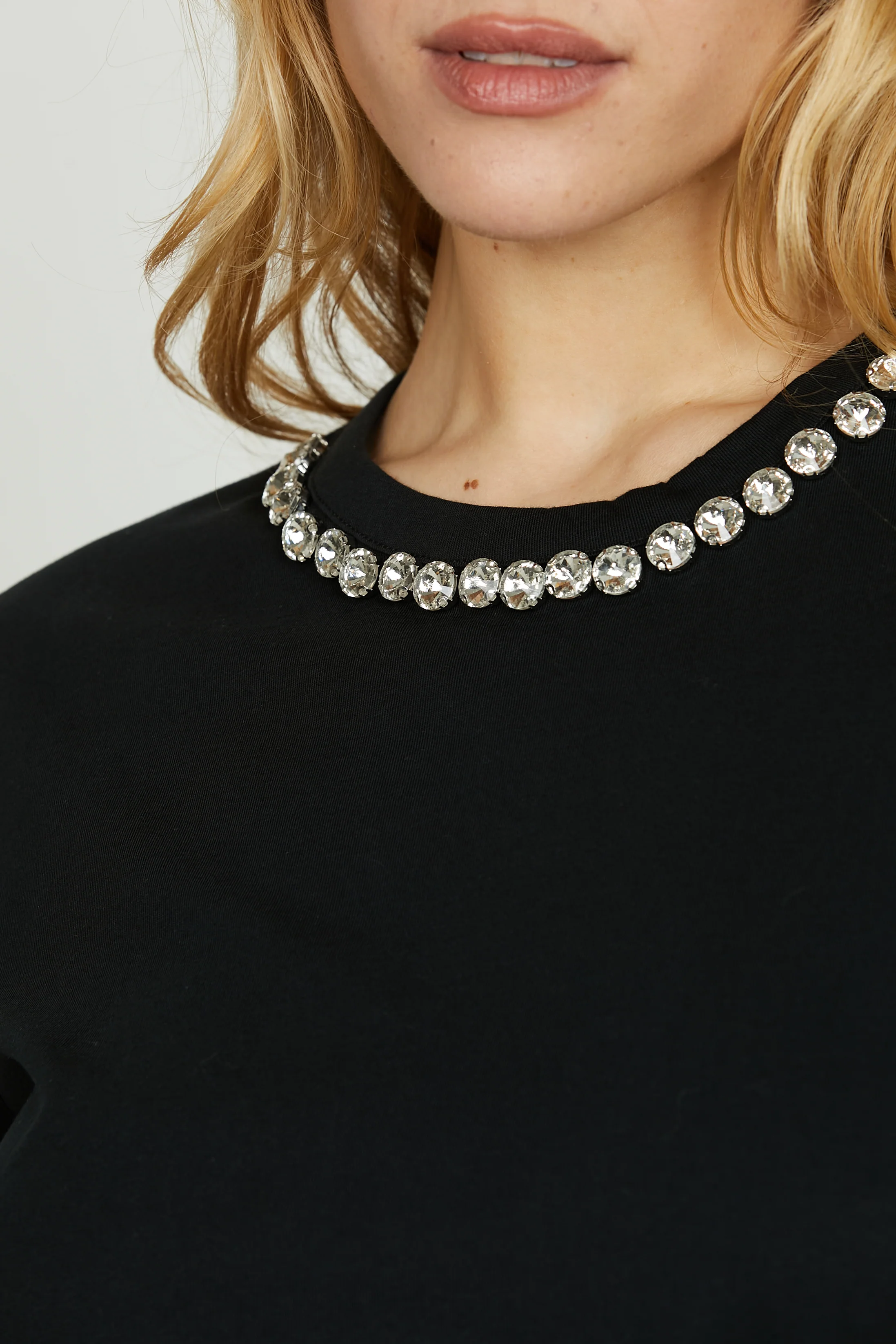 T-shirt SANTISI mezza manica con pietre strass bordo collo - Image 4
